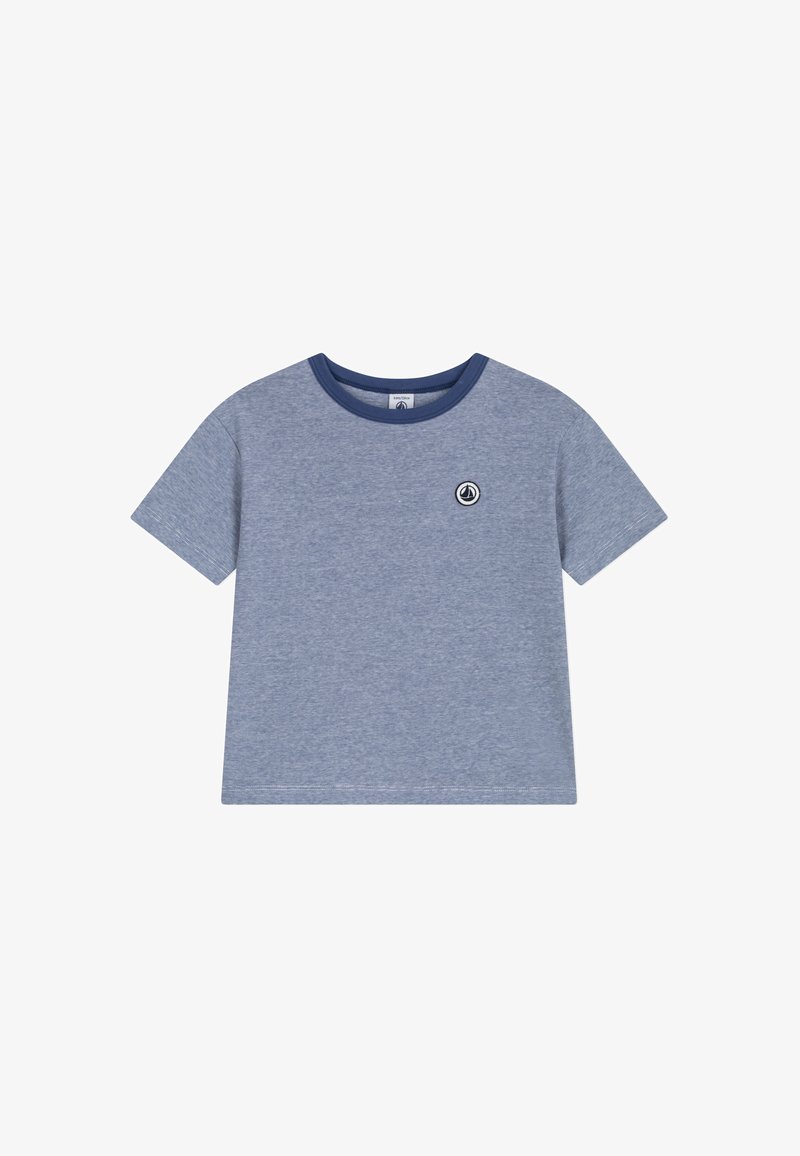 T-shirt per bambini a maniche corte blu con colletto blu scuro e piccolo logo di veliero circolare sul lato sinistro del petto.