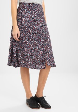 Une jupe mi-longue bleu marine à motifs floraux, avec une coupe évasée, ornée de petites fleurs rouges et blanches, et une fente à l'avant pour plus de mouvement.