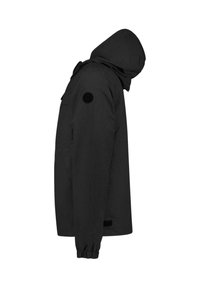 Zwarte hooded jas met een rits, elastische manchetten en een cirkelvormig logo op de linkermouw. De stof lijkt glad en licht van gewicht.