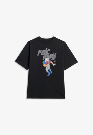 T-shirt noir avec le texte « Fair Play » et un personnage de canard en dessin animé en tenue de football tenant un ballon à l'avant.