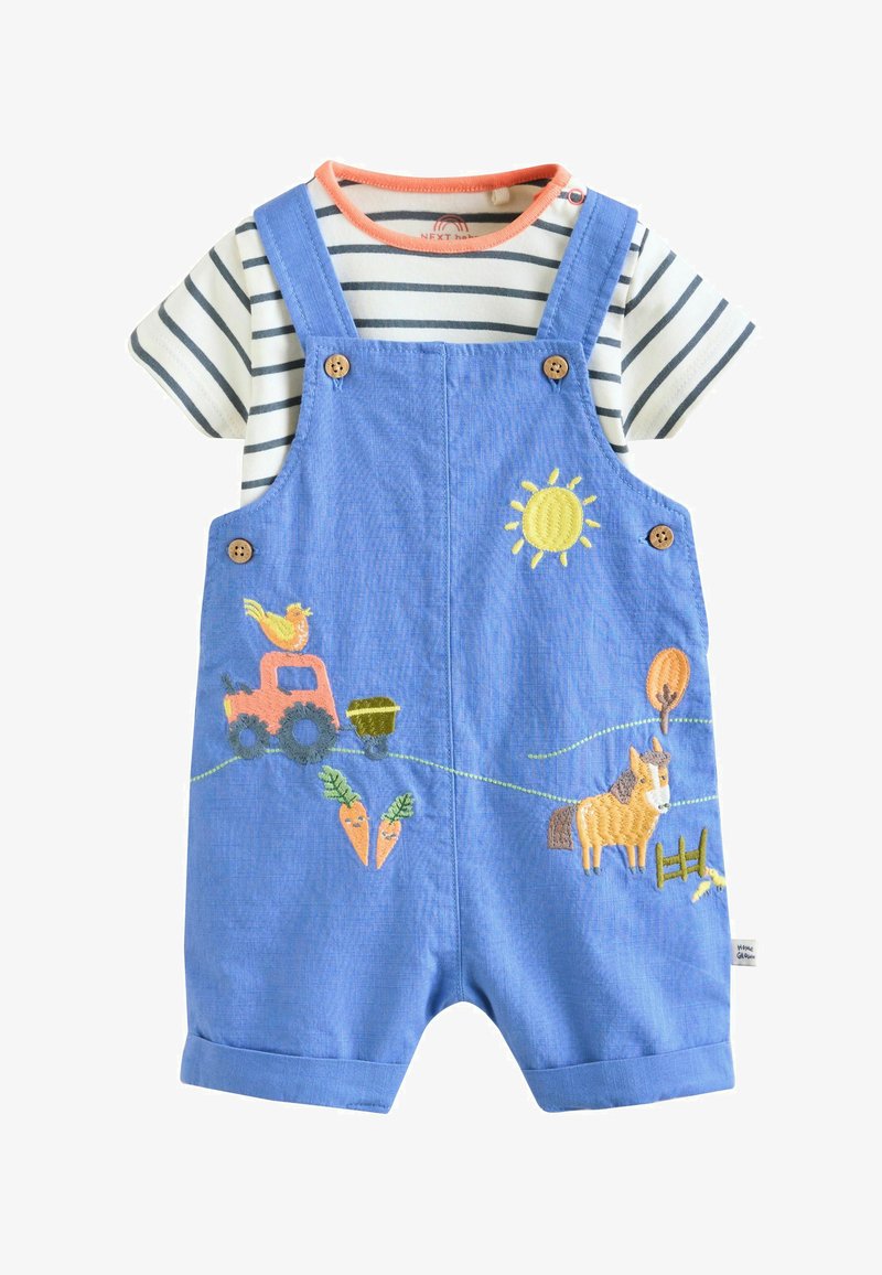 Salopette bleue pour bébé avec broderies de soleil, cheval, tracteur, carottes et arbre, portée sur un t-shirt à manches courtes rayé blanc et marine avec bordure orange.