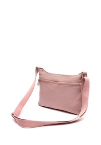 Borsa a tracolla rosa realizzata in tessuto morbido, con una tasca frontale con zip e una tracolla morbida e regolabile. Forma rettangolare semplice.
