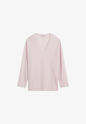 Jasnoróżowa bluzka z długim rękawem i dekoltem w serek, wykonana z miękkiego materiału o luźnym kroju. Prosty design, bez wzorów i zauważalnych elementów metalowych.