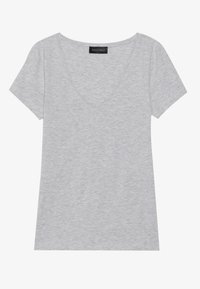T-shirt gris à manches courtes avec un décolleté en V. Fabriqué dans un tissu doux et lisse, présentant une texture subtile. Étiquette visible à l'intérieur du col.
