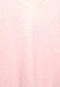 Svijetlopinkasti pulover s V-izrezom od mekog, teksturiranog materijala. Dizajn se odlikuje jednostavnim, klasičnim oblikom bez dodatnih akcenata ili uzoraka.