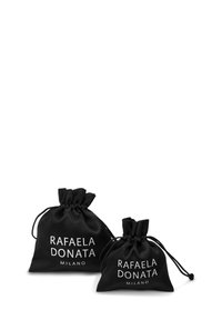 Divi melni satīna maisi ar aukliņu aizvaru. Priekšā ir uzraksts "RAFAELA DONATA MILANO" baltā krāsā. Viens maisiņš ir lielāks par otru.