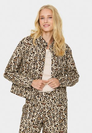 Chaqueta de estampado de leopardo hecha de tela texturizada, con un frontal de botones, dos bolsillos en el pecho y una silueta corta.