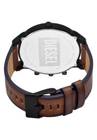 Montre Diesel avec boîtier en acier inoxydable, bracelet en cuir marron, accents noirs et arrière argenté avec marquage. Fermeture à boucle incluse.