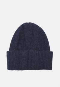 Marineblauwe ribgebreide beanie muts van zachte wol, met een omgeslagen rand voor extra textuur en warmte.