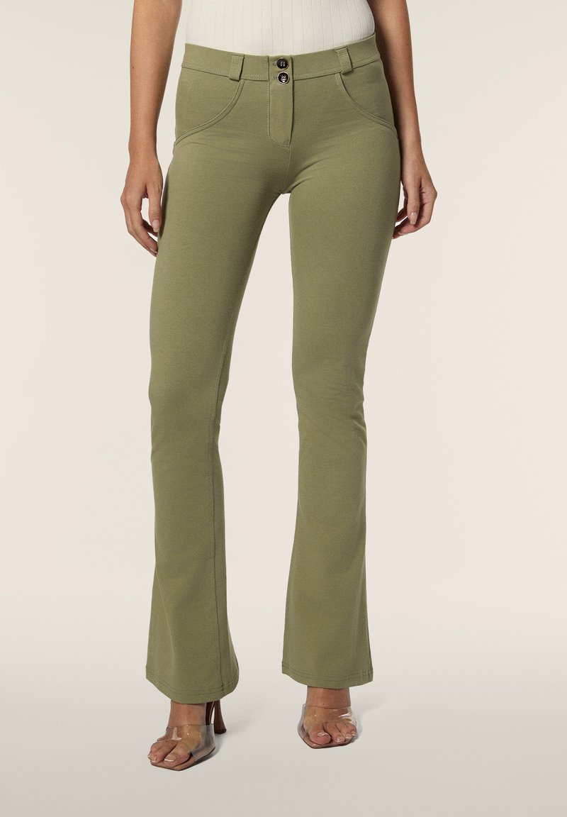 Vihreät leveät housut korkealla vyötäröllä, joissa on kaksinappinen sulku ja kaarevat ompelusaumat. Valmistettu pehmeästä ja joustavasta materiaalista.