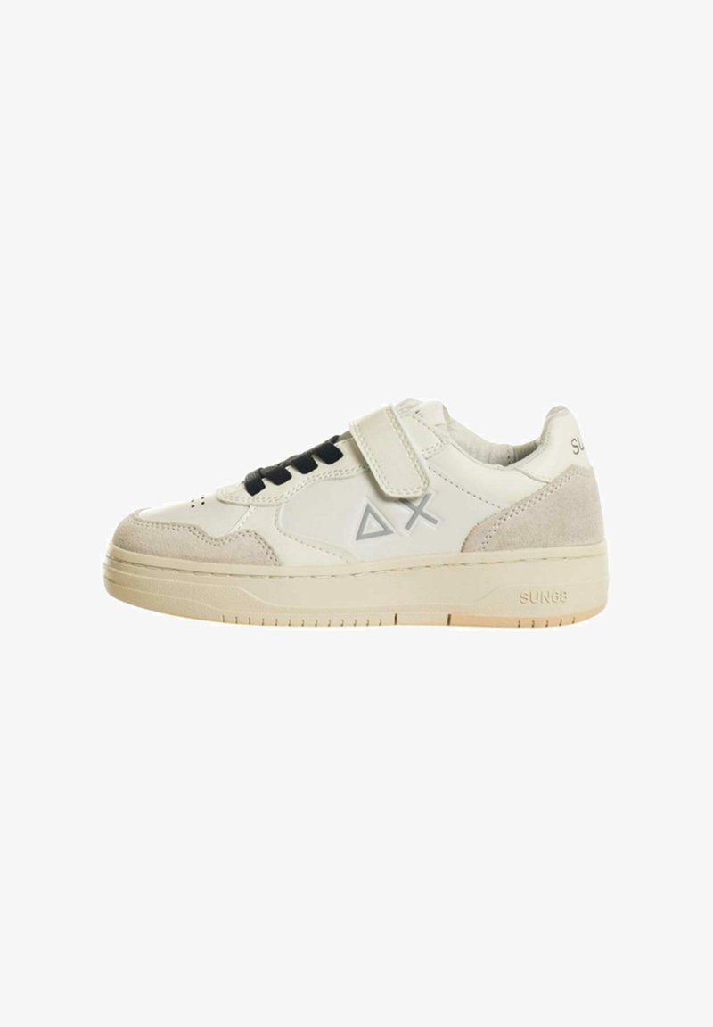 Sneaker bianco con un accento in suede sul tallone, lacci neri e una fascetta in Velcro. Presenta un logo geometrico sul lato e una suola testurizzata.