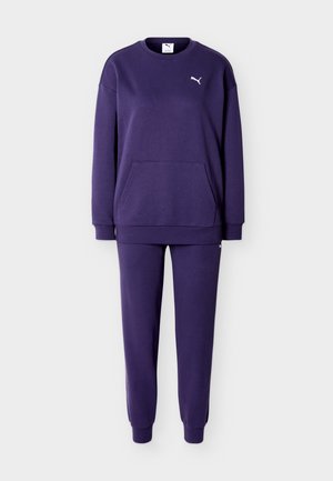 Survêtement Purple Puma composé d'un sweat à manches longues avec poche frontale et d'un pantalon de jogging assorti avec chevilles élastiquées, présenté sur fond blanc.