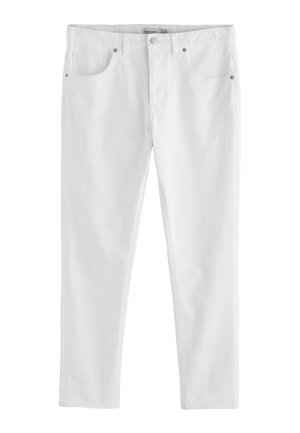 Weiße Jeans aus Denim mit fünf Taschen, Metallknopfverschluss und Gürtelschlaufen, flach auf einem weißen Hintergrund liegend abgebildet.