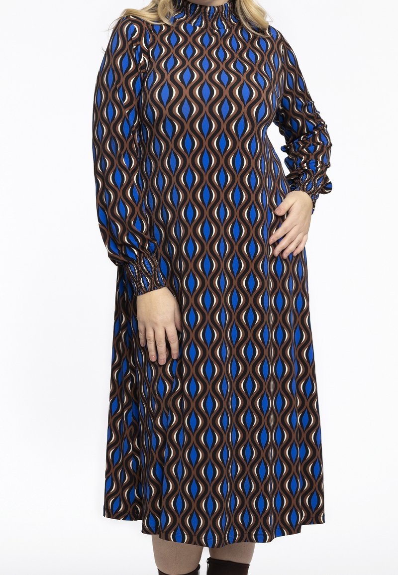 Robe à manches longues présentant un motif ondulé multicolore en bleu, marron et beige. Col montant avec détail froncé et manches texturées.