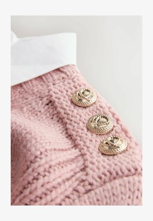 Rozā adīta auduma ar faktūrētu rakstu, vienā malā trīs zelta toņa pogas ar vītņotu dizainu.