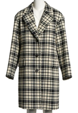 Long manteau en laine à carreaux noir et blanc avec col à revers, manches longues et trois boutons à l'avant sur un mannequin blanc.