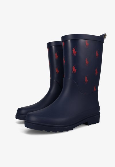 Bottes en caoutchouc navy avec une finition mate, affichant un motif répété de chevaux de polo rouges, et une semelle épaisse et texturée pour une meilleure adhérence.