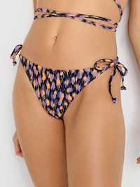 Bikini apakšda ar melnu, purpursarkanu un oranžu rakstu, ar saitēm sānos un zemu vidukli. Mīksta, elastīga auduma.