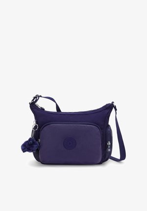 Lila Nylon-Schultertasche mit einer strukturierten Vordertasche, Reißverschluss, verstellbarem Tragegurt und einem flauschigen Schlüsselanhänger.