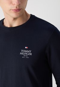 Tommy Hilfiger STACK TEE - Maglietta a manica lunga - desert sky