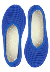 Blaue Mesh-Slipper verfügen über ein perforiertes Obermaterial für Atmungsaktivität, mit einer leicht braunen Innensohle, die mit Löchern für zusätzlichen Komfort versehen ist.