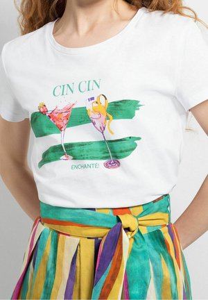 Biały bawełniany t-shirt z kolorową grafiką napojów oraz napisem "CIN CIN" i "ENCHANTÉ!". Połączony z wielokolorową spódnicą w paski.