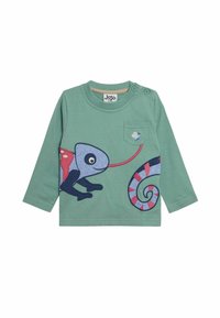 Groen shirt met lange mouwen met een kameleonafbeelding met een opgerolde staart en knoopdetails op de schouder. Gevoed stof met een zak.