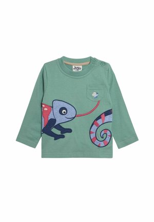 Groen shirt met lange mouwen met een kameleonafbeelding met een opgerolde staart en knoopdetails op de schouder. Gevoed stof met een zak.
