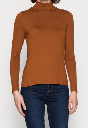 Brązowy sweter z długim rękawem i golfem, wykonany z miękkiego materiału, o dopasowanym kroju z gładką teksturą i lekko zaokrąglonym dołem.