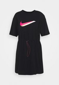 Czarna sukienka z krótkim rękawem i regulowanym sznurkiem w talii, z dużym różowo-białym logo Nike na przodzie.