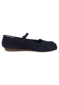 Ballerine in suede blu navy con punta arrotondata, un accentuato motivo cucito decorativo e una tracolla regolabile sulla parte superiore del piede.