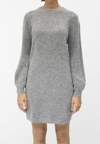 Abito grigio a maglia con scollatura rotonda e maniche lunghe a sbuffo. Texture morbida e vestibilità rilassata, che arriva sopra il ginocchio. Nessun motivo visibile.