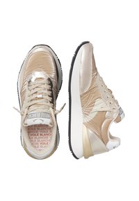 Sneakers metallici oro con una toma superiore testurizzata, punta arrotondata e suola nera a contrasto. Presentano chiusura con lacci e interno con motivo.