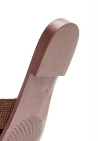 Talons de chaussure brune avec une texture lisse et une forme arrondie. Présente une semelle à prise nervurée et un bord supérieur plat et large pour la stabilité.