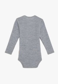 Dugi rukav sivi bodi izrađen od rebrastog materijala, ima okrugli izrez i kopčanje s dugmetom na dnu s višebojnom oznakom.