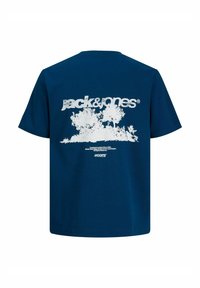 Μπλε σκούρο μπλουζάκι με λευκό κείμενο "jack & jones" και γραφικό δέντρο στο κέντρο της πλάτης. Επιπλέον μικρό κείμενο και λογότυπο κάτω από το γραφικό.