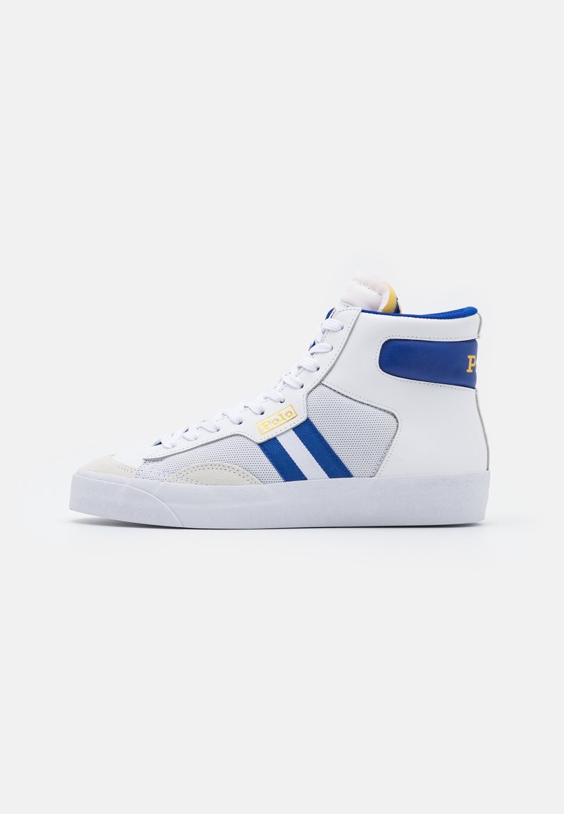 Sneakers montantes avec une tige en cuir blanc ornée d'accents bleus et jaunes, panneaux en mesh et semelle en caoutchouc. Deux rayures bleues sur le côté.