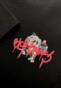 Zwarte katoenen t-shirt met een kleurrijke geborduurde afbeelding van een personage en gestileerde tekst in het rood met drupeffecten.