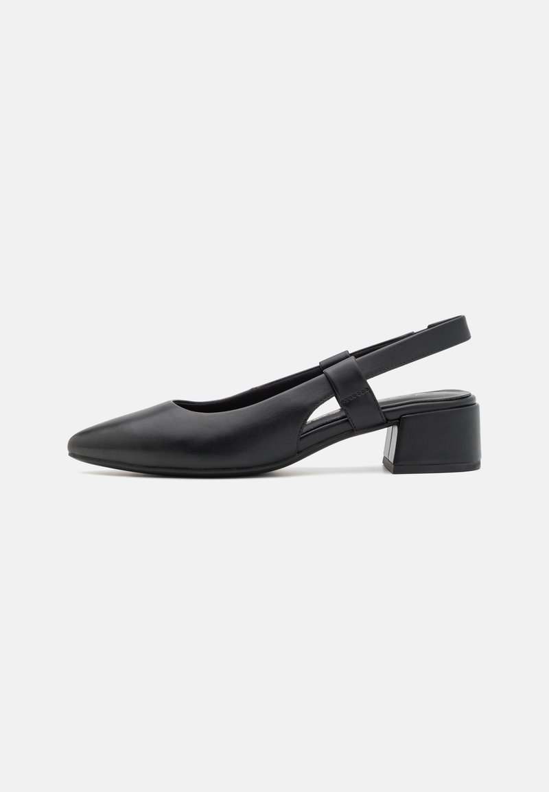 Chaussure noire en cuir avec bride arrière, bout pointu et petit talon carré sur un fond blanc uni.