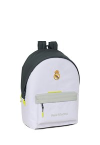Zaino bianco e nero con il logo del Real Madrid e tasca anteriore con zip e tiranti gialli.
