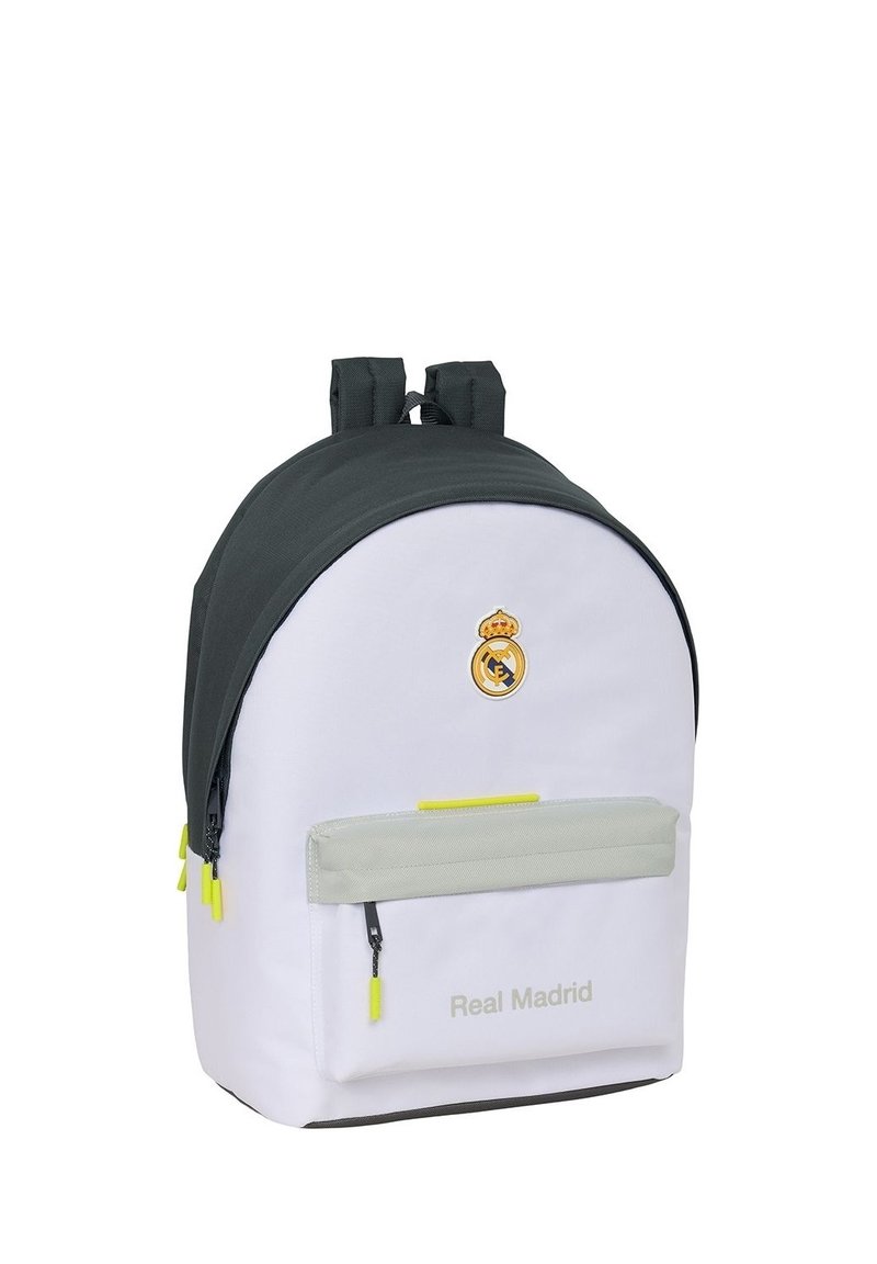 Zaino bianco e nero con il logo del Real Madrid e tasca anteriore con zip e tiranti gialli.