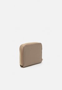 Portafoglio in pelle marrone a texture con zip dorata, forma rettangolare e senza dettagli hardware visibili. Design compatto, stile minimalista.