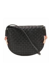 Borsa in pelle intrecciata nera a forma di mezzaluna, con una lunga tracolla e accenti di colore chiaro per i dettagli metallici. La texture è liscia e ben strutturata.