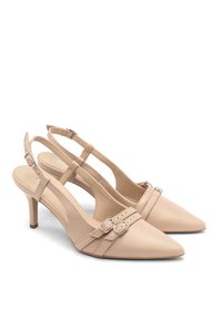 Tacchi slingback beige in pelle liscia con punta affusolata. Presenta due cinturini decorativi con fibbie in argento e un tacco di 7.5 cm.