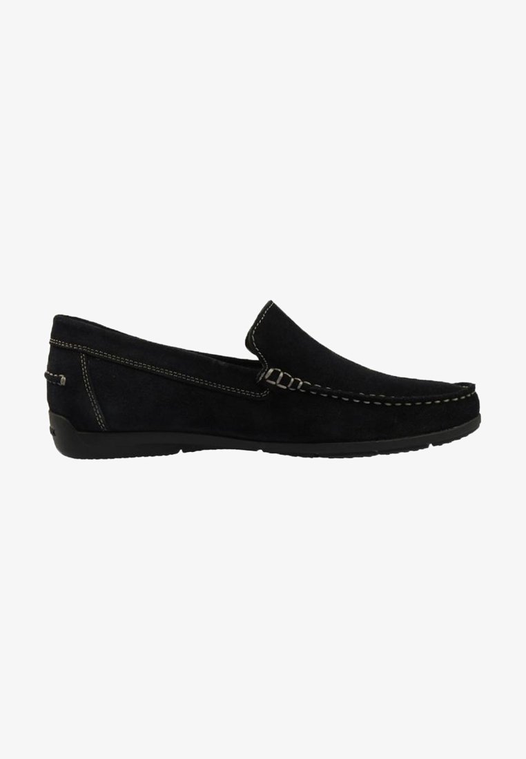 Mocassin en daim noir sans lacets avec surpiqûres blanches contrastantes et semelle en caoutchouc, conçu pour un usage décontracté ou semi-formel.