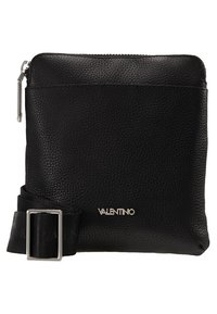 Svart strukturerad läderväska med silverfärgad dragkedja och detaljer, utrustad med en avtagbar tygrem och logotypdetalj på framsidan.