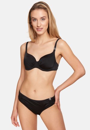 Zwarte bikini met gevoerde beugeltop met plooien, verstelbare bandjes en decoratief metalen detail aan de zijkant van het broekje.