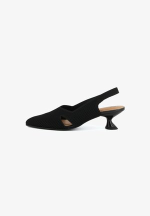 Scarpa slingback nera con tacco basso, punta appuntita, tomaia in tessuto texturizzato, dettaglio laterale traforato e tacco sagomato svasato.