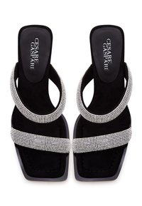 Zwarte suède sandalen met vierkante neuzen, voorzien van meerdere glanzende rhinestone bandjes en een slank, glad voetbed. Merken zichtbaar op de binnenzool.