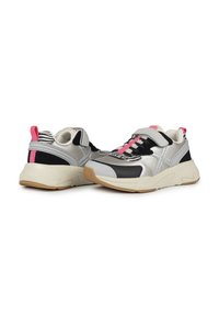 Sneaker con lacci in argento, nero e rosa. Presentano un mix di materiali, tra cui pelle liscia e camoscio. Sola spessa beige, con accenti a strisce.